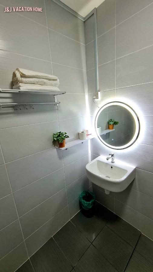 J&J Vacation Home@Novo8 Residence Kampong Tambak 外观 照片