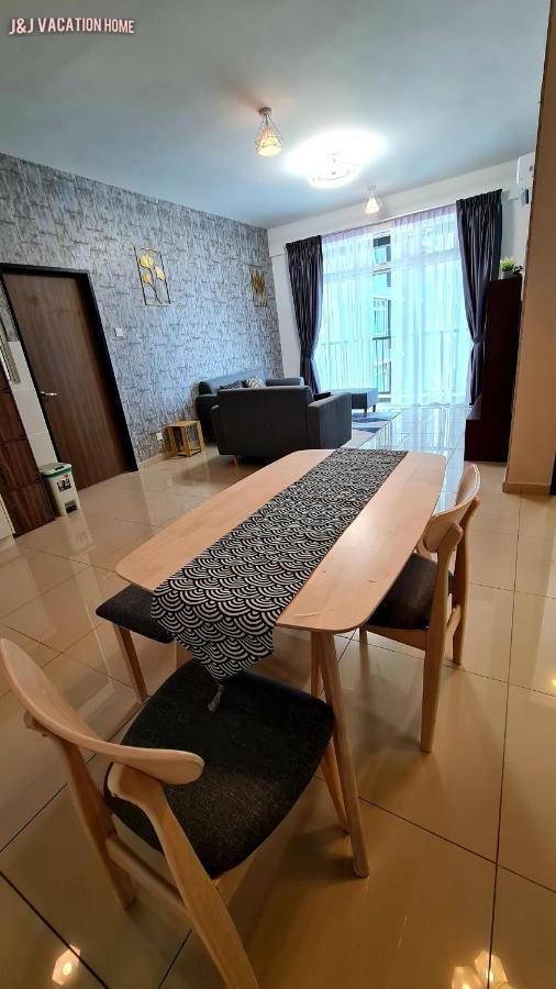 J&J Vacation Home@Novo8 Residence Kampong Tambak 外观 照片